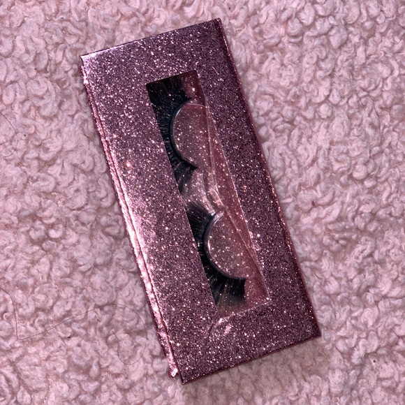 Eyelashes - Picture 2 of 5